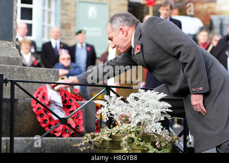 Kington, Herefordshire, England 13. November 2016. Ein Vertreter der Handelsmarine legt einen Kranz am Kriegerdenkmal in Kington Herefordshire am Remembrance Day Sonntag. Foto-Steven Mai / Alamy Live News Stockfoto