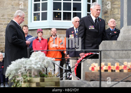 Kington, Herefordshire, England 13. November 2016. Ein Vertreter des Royal British Legion RBL hält nach der Verlegung eines Kranzes am Kriegerdenkmal in Kington Herefordshire am Remembrance Day Sonntag. Foto-Steven Mai / Alamy Live News Stockfoto