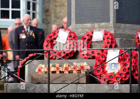 Kington, Herefordshire, England. 13. November 2016. Eine Sammlung von Mohn Kränze auf dem Kriegerdenkmal in Kington Herefordshire am Remembrance Day Sonntag. Foto-Steven Mai / Alamy Live News Stockfoto