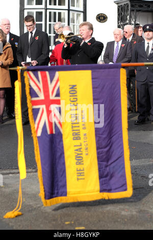 Kington, Herefordshire, England 13. November 2016. Die Royal British Legion Flagge wird gesenkt, da der letzte Beitrag auf der Trompete am Kriegerdenkmal in Kington Herefordshire am Remembrance Day Sonntag gespielt wird. Foto-Steven Mai / Alamy Live News Stockfoto