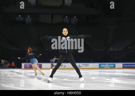 Paris, Frankreich. 12. November 2016. Mao Asada (JPN) Eiskunstlauf: ISU Grand Prix of Figure Skating "Trophée de France" Damen Kür Traning Sitzungen in der AccorHotel Arena in Paris, Frankreich. © Mutsu Kawamori/AFLO/Alamy Live-Nachrichten Stockfoto