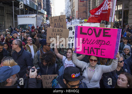 New York, USA. 12. November 2016. Tausende von New Yorkern marschierten vom Union Square, 5th Avenue zum Senden der Nachricht, Donald Trump, "Nicht mein Präsident" Credit: David Grossman/Alamy Live News Stockfoto