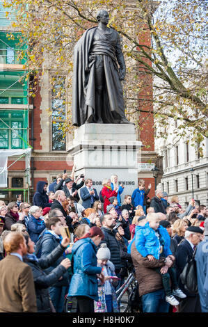 London, UK.  13. November 2016.  Menschen versammeln sich im Zentrum von London am Sonntag Gedenken der gefallenen zu gedenken. Bildnachweis: Stephen Chung / Alamy Live News Stockfoto