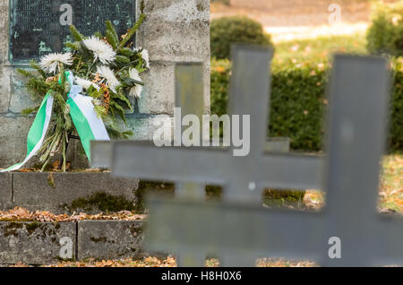 Ilmenau, Deutschland. 13. November 2016. Blume sind festgelegt auf ein Denkmal in der Nähe von Kriegsgräber für die Gefallenen des i. Weltkrieges auf eine Garveyard in Ilmenau, Deutschland, 13. November 2016. Foto: Michael Reichel/Dpa/Alamy Live News Stockfoto