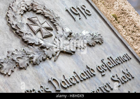 Ilmenau, Deutschland. 13. November 2016. 13. November 2016 steht ein Denkmal für die Gefallenen des i. Weltkrieges auf eine Garveyard in Ilmenau, Deutschland, in der Nähe von Kriegsgräber. Foto: Michael Reichel/Dpa/Alamy Live News Stockfoto