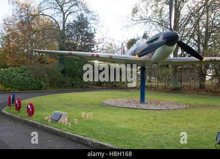 Biggin Hill, UK. 13. November 2016. Spitfire Gate Guardian vor St.-Georgs RAF Kapelle auf Erinnerung Sunda Kredit: Keith Larby/Alamy Live-Nachrichten Stockfoto