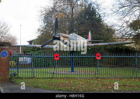 Biggin Hill, UK. 13. November 2016. Spitfire Gate Guardian vor St.-Georgs RAF Kapelle auf Erinnerung Sunda Kredit: Keith Larby/Alamy Live-Nachrichten Stockfoto