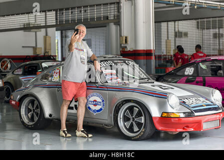 Kuala Lumpur, MALAYSIA. 12. November 2016. Emil Klingelfuss nehmen Selfie vor seinem Porsche 911 RSR im Fahrerlager am 12. November 2016 auf Sepang International Circuit in Kuala Lumpur, Malaysia. Fahrerlager, © Chris Jung/ZUMA Draht/Alamy Live News Stockfoto