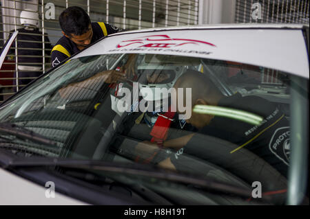 Kuala Lumpur, MALAYSIA. 12. November 2016. Team-Tengku Djan Ley-Auto-Crew-Mitglieder prüfen der Proton Saga auf der Koppel vor der Asien Classic Car Challenge am 12. November 2016 auf Sepang International Circuit in Kuala Lumpur, Malaysia. © Chris Jung/ZUMA Draht/Alamy Live-Nachrichten Stockfoto