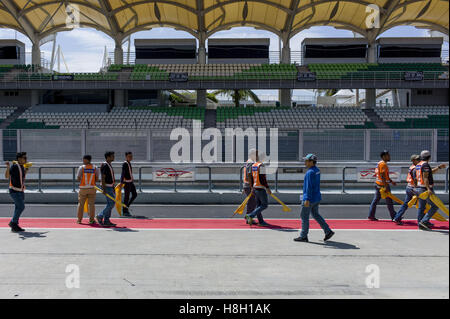 Kuala Lumpur, MALAYSIA. 12. November 2016. Streckenposten in der Startaufstellung für die Vorbereitung von Asien Classic Car Challenge in Sepang Circuit am 12. November 2016 in Kuala Lumpur, Malaysia. © Chris Jung/ZUMA Draht/Alamy Live-Nachrichten Stockfoto