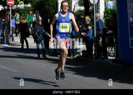 Athen, Griechenland. 13. November 2016. Ein Läufer läuft, dass Athen Marathon Gösch Shorts ist. Tausende von Menschen aus der ganzen Welt nahmen an 2016 Athen Marathon authentisch, die in der Stadt von Marathon beginnt und endet in Athen, die Route, die der Legende nach zuerst von den griechischen Boten Pheidippides 490 v. Chr. betrieben wurde. Stockfoto