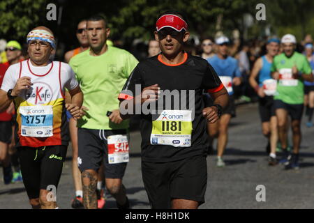 Athen, Griechenland. 13. November 2016. Eine Gruppe von Läufern in Athen Marathon laufen. Tausende von Menschen aus der ganzen Welt nahmen an 2016 Athen Marathon authentisch, die in der Stadt von Marathon beginnt und endet in Athen, die Route, die der Legende nach zuerst von den griechischen Boten Pheidippides 490 v. Chr. betrieben wurde. Stockfoto