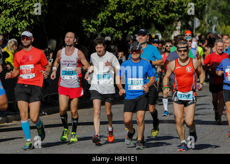 Athen, Griechenland. 13. November 2016. Eine Gruppe von Läufern in Athen Marathon laufen. Tausende von Menschen aus der ganzen Welt nahmen an 2016 Athen Marathon authentisch, die in der Stadt von Marathon beginnt und endet in Athen, die Route, die der Legende nach zuerst von den griechischen Boten Pheidippides 490 v. Chr. betrieben wurde. Stockfoto