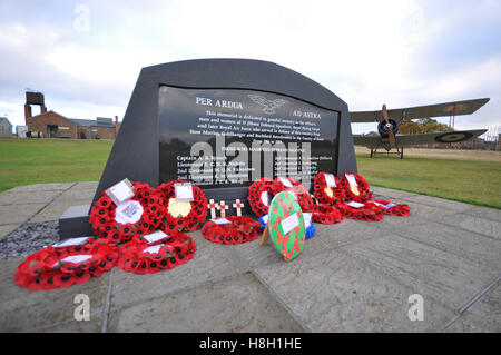 Erinnerung Sonntag service Kranzniederlegung Zeremonie fand in Stow Maries Flugplatz. Ein Denkmal wurde errichtet auf dem Exerzierplatz, mit dem sich der Dienst stattfand. Stockfoto