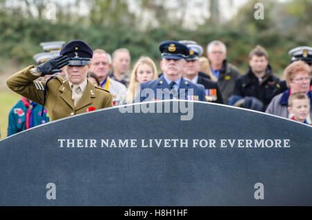 Erinnerung Sonntag service Kranzniederlegung Zeremonie fand in Stow Maries Flugplatz. Ein Denkmal wurde errichtet auf dem Exerzierplatz, mit dem sich der Dienst stattfand. Stockfoto