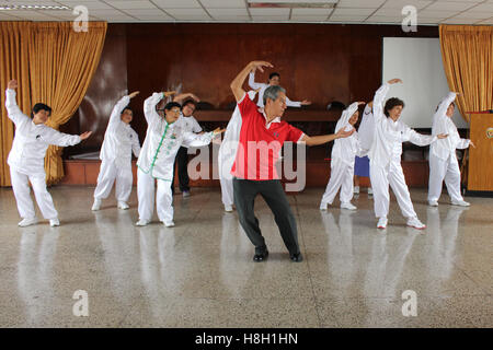 (161113)--LIMA, 13. November 2016 (Xinhua)--Bild aufgenommen am 5. November 2016 zeigt Generaldirektor der Polizei Krankenhaus "Augusto B. Leguia" in Lima, Orlando Leiva Meza (C), Teilnahme an einem Tai Chi (Schattenboxen) Sitzung in das Krankenhaus klimakterischen Programm, in Lima, Peru. Aufgewachsen in Peru, entwickelte Orlando Leiva Meza eine Vorliebe für chinesische Küche und Martial Arts. Aber es war seine Entscheidung, traditionelle chinesische Medizin Arzt zu werden, die Beziehungen zu China zementiert hat. "Es würde sehr viel helfen, stärken die Praxis der traditionellen chinesischen Medizin, insbesondere Akupunktur," sagte Lei Stockfoto