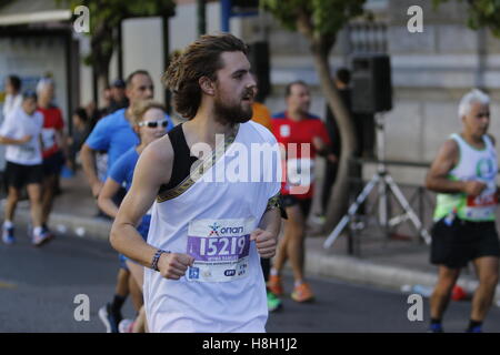 Athen, Griechenland. 13. November 2016. Ein Läufer trägt eine Toga des Athen-Marathons. Tausende von Menschen aus der ganzen Welt nahmen an 2016 Athen Marathon authentisch, die in der Stadt von Marathon beginnt und endet in Athen, die Route, die der Legende nach zuerst von den griechischen Boten Pheidippides 490 v. Chr. betrieben wurde. Stockfoto