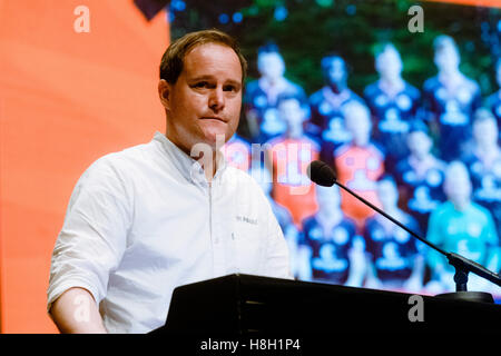 Hamburg, Deutschland. 13. November 2016. Oke Goettlich, Club-Präsident des FC St. Pauli spricht bei der offiziellen Generalversammlung in Hamburg, Deutschland, 13. November 2016. Foto: Markus Scholz/Dpa/Alamy Live News Stockfoto