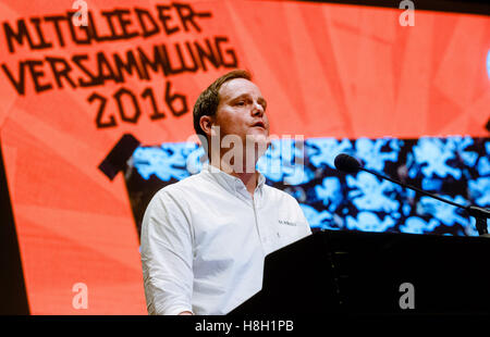 Hamburg, Deutschland. 13. November 2016. Oke Goettlich, Club-Präsident des FC St. Pauli spricht bei der offiziellen Generalversammlung in Hamburg, Deutschland, 13. November 2016. Foto: Markus Scholz/Dpa/Alamy Live News Stockfoto