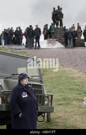 Spean Beidge, Schottland. 13. November 2016 UK Commando Spean Beidge Memorial Trauerfeier. Kundenansturm um Respekt an die jährliche Gedenkfeier im feuchten schottischen Wetter Credit: Kenny Ferguson/Alamy Live News Stockfoto