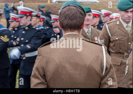 Spean Beidge, Schottland. 13. November 2016 UK Commando Spean Beidge Memorial Trauerfeier. Kundenansturm um Respekt an die jährliche Gedenkfeier im feuchten schottischen Wetter Credit: Kenny Ferguson/Alamy Live News Stockfoto