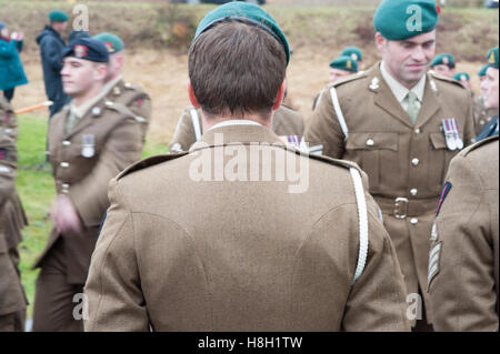 Spean Beidge, Schottland. 13. November 2016 UK Commando Spean Beidge Memorial Trauerfeier. Kundenansturm um Respekt an die jährliche Gedenkfeier im feuchten schottischen Wetter Credit: Kenny Ferguson/Alamy Live News Stockfoto