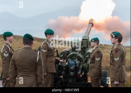 Spean Beidge, Schottland. 13. November 2016 UK Commando Spean Beidge Memorial Trauerfeier. Kundenansturm um Respekt an die jährliche Gedenkfeier im feuchten schottischen Wetter Credit: Kenny Ferguson/Alamy Live News Stockfoto