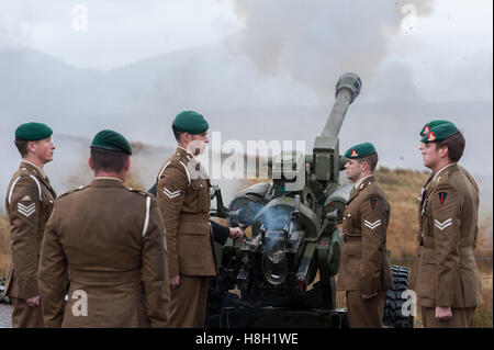 Spean Beidge, Schottland. 13. November 2016 UK Commando Spean Beidge Memorial Trauerfeier. Kundenansturm um Respekt an die jährliche Gedenkfeier im feuchten schottischen Wetter Credit: Kenny Ferguson/Alamy Live News Stockfoto