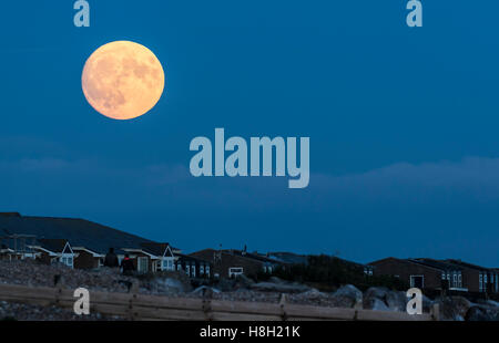 Supermoon oberhalb der südlichen Küste von West Sussex, England, UK am 13. November 2016, wie der Vollmond steigt über den Strand. Stockfoto