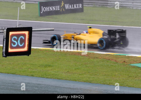 SÃO PAULO, SP - 13.11.2016: GRANDE PRÊMIO DO BRASIL DE FÓRMULA 1 2016 - Jolyon Palmer (ING) Renault Sport F1-Team geht durch das Safety-Car-Board während Brasilien Grand Prix Formel1 im Jahr 2016 auf der Rennstrecke von Interlagos am Sonntag statt. (Foto: Rodolfo Buhrer/La Imagem/Fotoarena) Stockfoto
