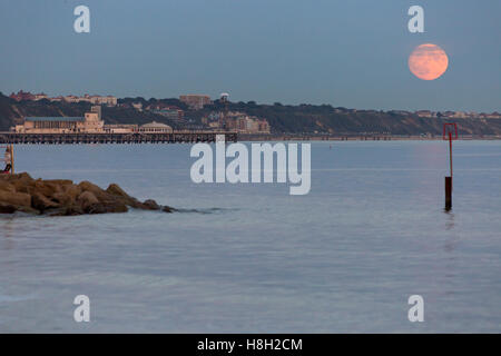 Branksome Chine, Poole, Dorset, Großbritannien. 13. November 2016. Supermoon über Bournemouth. Die Beavers Super Moon ist morgen, 14th November, aber heute ist 99% voll und nur ein paar tausend Meilen Unterschied! Der Supermond, der Supermond, tritt auf, wenn die Umlaufbahn eines Vollmondes der Erde am nächsten ist (Perigee) – dieser ist der größte und hellste seit 1948, 15% größer und 16% heller. Die kürzeste Entfernung von der Erde in Kombination mit der vollen Beleuchtung lässt sie heller, näher und größer erscheinen als gewöhnlich. Bild: Kredit: Carolyn Jenkins/Alamy Live Nachrichten Stockfoto