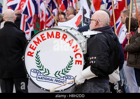 London, UK. 13. November 2016. Nationale Frontseite rechtsextreme marschieren durch Whitehall am Remembrance Day Credit: Guy Corbishley/Alamy Live News Stockfoto