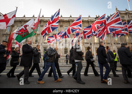 London, UK. 13. November 2016. Nationale Frontseite rechtsextreme marschieren durch Whitehall am Remembrance Day Credit: Guy Corbishley/Alamy Live News Stockfoto