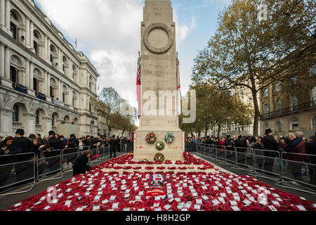 London, UK. 13. November 2016. Gedenktag Mohn Kränze am Ehrenmal in Whitehall Credit: Guy Corbishley/Alamy Live-Nachrichten Stockfoto