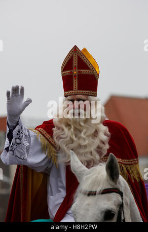 Haarlem, Niederlande. 13. November 2016. Sinterklaas (Nikolaus) kommt in Haarlem, Niederlande. Die jährliche Veranstaltung sieht ein Mensch porträtiert St. Nikolaus ankommen mit dem Schiff begleitet von Zwarte Piet (schwarzer Piet). Bildnachweis: Stuart Forster/Alamy Live-Nachrichten Stockfoto