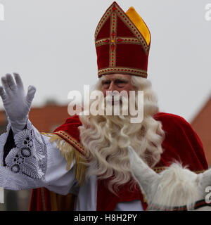 Haarlem, Niederlande. 13. November 2016. Sinterklaas (Nikolaus) kommt in Haarlem, Niederlande. Die jährliche Veranstaltung sieht ein Mensch porträtiert St. Nikolaus ankommen mit dem Schiff begleitet von Zwarte Piet (schwarzer Piet). Bildnachweis: Stuart Forster/Alamy Live-Nachrichten Stockfoto