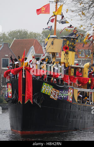 Haarlem, Niederlande. 13. November 2016. Sinterklaas (Nikolaus) kommt in Haarlem, Niederlande. Die jährliche Veranstaltung sieht ein Mensch porträtiert St. Nikolaus ankommen mit dem Schiff begleitet von Zwarte Piet (schwarzer Piet). Bildnachweis: Stuart Forster/Alamy Live-Nachrichten Stockfoto