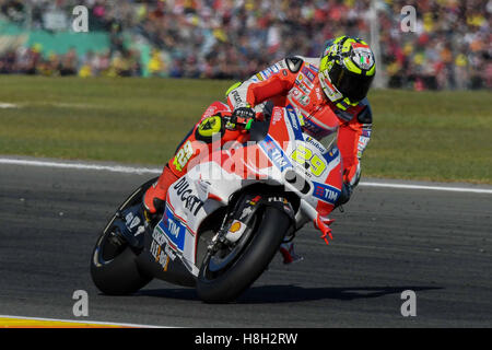 Valencia, Spanien. 13. November 2016.  Andrea Iannone Italiens und Crewchief in Aktion während des Rennens der MotoGP von Valencia - Rennen in der Comunitat Valenciana Ricardo Tormo Circuit am 13. November 2016 in Valencia, Spanien...  Bildnachweis: Marco Iorio/Alamy Live-Nachrichten Stockfoto