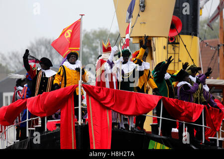 Haarlem, Niederlande. 13. November 2016. Sinterklaas (Nikolaus) kommt in Haarlem, Niederlande. Die jährliche Veranstaltung sieht ein Mensch porträtiert St. Nikolaus ankommen mit dem Schiff begleitet von Zwarte Piet (schwarzer Piet). Bildnachweis: Stuart Forster/Alamy Live-Nachrichten Stockfoto