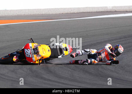 Valencia, Spanien. 13. November 2016.  Dani Pedrosa Spaniens und Repsol Honda Team stürzte während des Rennens der MotoGP von Valencia - Rennen in der Comunitat Valenciana Ricardo Tormo Circuit am 13. November 2016 in Valencia, Spanien...  Bildnachweis: Marco Iorio/Alamy Live-Nachrichten Stockfoto