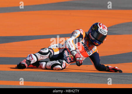 Valencia, Spanien. 13. November 2016.  Dani Pedrosa Spaniens und Repsol Honda Team stürzte während der MotoGP von Valencia - Rennen in der Comunitat Valenciana Ricardo Tormo Circuit am 13. November 2016 in Valencia, Spanien.  Bildnachweis: Marco Iorio/Alamy Live-Nachrichten Stockfoto