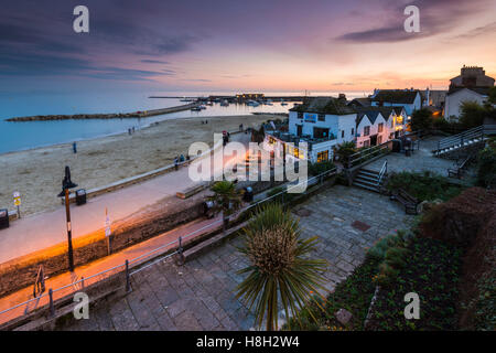 Lyme Regs, Dorset, UK.  13. November 2016.  Einen wunderschönen Sonnenuntergang bei Lyme Regis auf der Jurassic Coast Dorset auf eine ruhige Herbstabend mit Blick auf den historischen Hafen von Cobb.  Bild: Graham Hunt/Alamy Live-Nachrichten Stockfoto