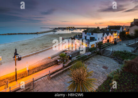 Lyme Regs, Dorset, UK.  13. November 2016.  Einen wunderschönen Sonnenuntergang bei Lyme Regis auf der Jurassic Coast Dorset auf eine ruhige Herbstabend mit Blick auf den historischen Hafen von Cobb.  Bild: Graham Hunt/Alamy Live-Nachrichten Stockfoto