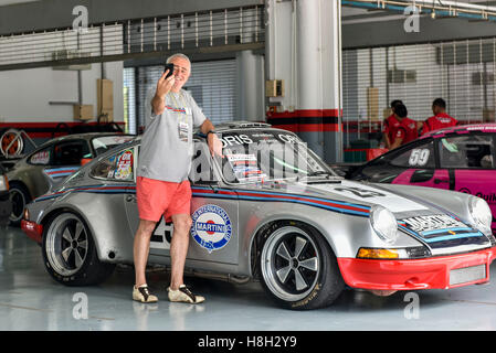 Emil Klingelfuss nehmen Selfie vor seinem Porsche 911 RSR im Fahrerlager am 12. November 2016 auf Sepang International Circuit in Kuala Lumpur, Malaysia. Fahrerlager, Stockfoto