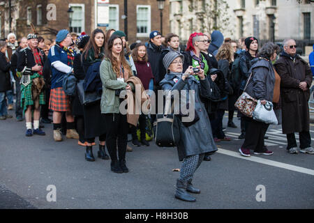 London, UK. 13. November 2016. Familien der Ex-Mitarbeiter von Veterans For Peace besuchen die Erinnerung Sonntag Zeremonie am Cenotaph in London. Bildnachweis: Mark Kerrison/Alamy Live-Nachrichten Stockfoto