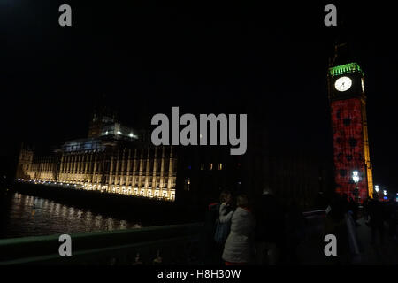 London, England, Vereinigtes Königreich: 13. November 2016: Mohn und Krieg Gedichte Leuchten auf Big Ben am Tag der Erinnerung, London, UK. Foto: siehe Li Stockfoto