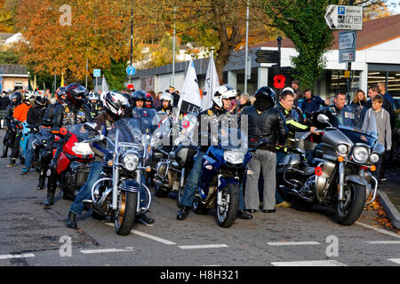 Warminster, Wiltshire, UK. 13. November 2016.  Viele Menschen säumten die Straßen von Warminster in Wiltshire die Erinnerung Sonntag Parade zusehen, wie es seinen Weg durch die Stadt Bahnhofstraße beginnend und endend am Cenotaph in Portway gemacht. Bildnachweis: Andrew Harker/Alamy Live-Nachrichten Stockfoto