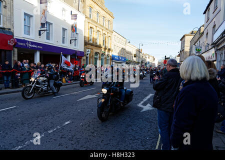 Warminster, Wiltshire, UK. 13. Nov 2016. Viele Menschen auf den Straßen von warminster, Wiltshire säumten die Erinnerung Sonntag Parade zu beobachten, als es den Weg durch die Stadt ab Bahnhof Straße und endet an der kenotaph in portway. Credit: Andrew harker/alamy leben Nachrichten Stockfoto