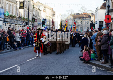 Warminster, Wiltshire, UK. 13. November 2016.  Viele Menschen säumten die Straßen von Warminster in Wiltshire die Erinnerung Sonntag Parade zusehen, wie es seinen Weg durch die Stadt Bahnhofstraße beginnend und endend am Cenotaph in Portway gemacht. Bildnachweis: Andrew Harker/Alamy Live-Nachrichten Stockfoto