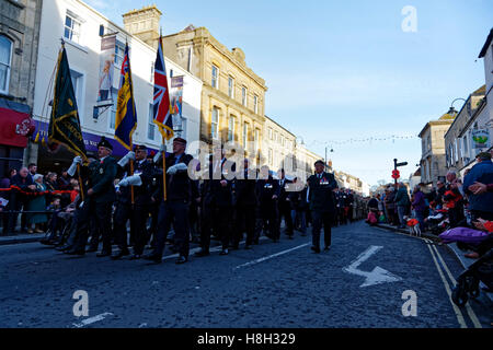 Warminster, Wiltshire, UK. 13. November 2016.  Viele Menschen säumten die Straßen von Warminster in Wiltshire die Erinnerung Sonntag Parade zusehen, wie es seinen Weg durch die Stadt Bahnhofstraße beginnend und endend am Cenotaph in Portway gemacht. Bildnachweis: Andrew Harker/Alamy Live-Nachrichten Stockfoto